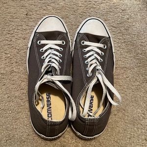 Grey converses